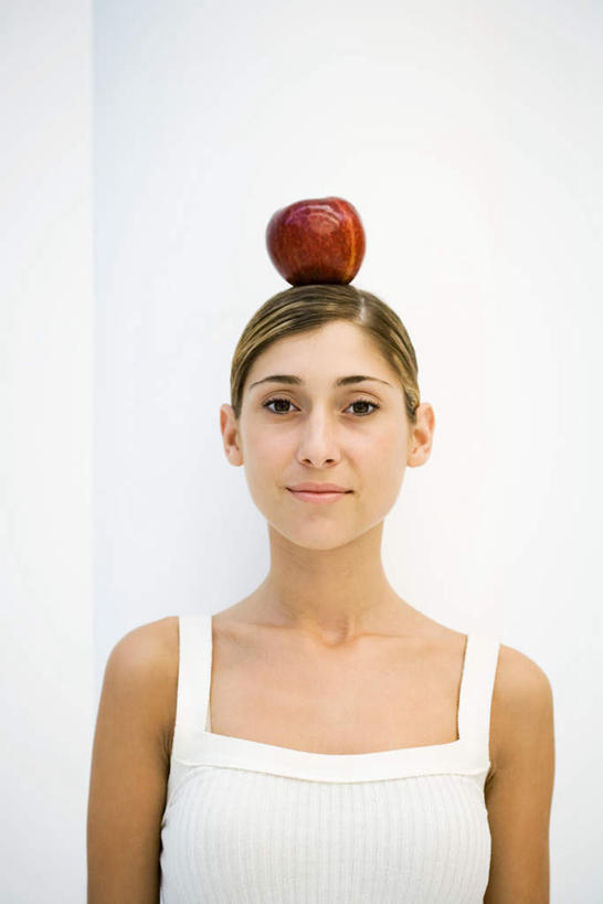 西方人,一个人,站,笑,微笑,竖图,室内,白色背景,正面,厨房,苹果,水果,欧洲,欧洲人,仅一个年轻女性,仅一个女性,仅一个人,新鲜,生食,食品,果实,顶,注视,食物,观察,看,站着,摄影,有机食品,绿色食品,影棚,观看,察看,关注,年轻女性,女人,女性,白种人,站立,半身,彩图,影棚拍摄,拍摄,灶间