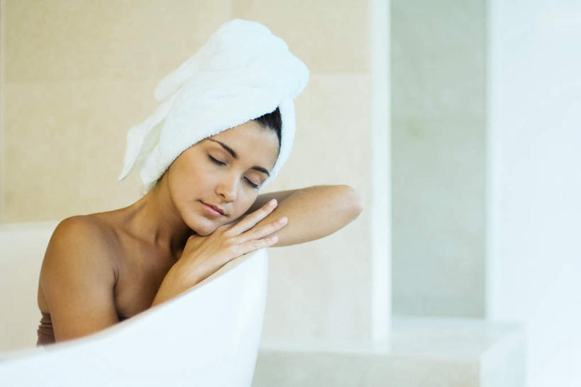 西方人,一个人,闭眼,睡,横图,室内,白天,正面,洗澡,卫生间,浴室,欧洲,欧洲人,仅一个女性,仅一个人,浴巾,浴缸,仅一个中年女性,休闲,女人,女性,中年女性,白种人,淋浴房,闭眼睛,闭着眼,闭着眼睛,困,困觉,寝息,睡觉,半身,彩图,沐浴,冲凉房,沐浴间,沐浴室