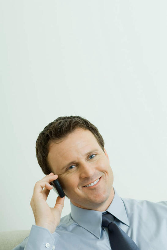 西方人,一个人,商务人士,商务男性,坐,笑,打电话,微笑,露齿笑,竖图,室内,白天,正面,衬衫,电话,手机,欧洲,欧洲人,仅一个男性,仅一个人,仅一个中年男性,握,套装,拿,拿着,注视,通讯设备,侧身,观察,看,握着,观看,察看,关注,商务装,工薪阶层,交流,男人,男性,中年男性,白种人,白领,上班族,沟通,通话,坐着,半身,彩图,衬衣