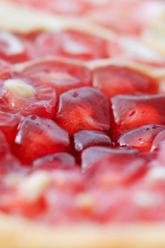 无人,竖图,俯视,室内,特写,白天,白色背景,石榴,水果,许多,新鲜,颗粒,生食,食品,果实,食物,红色,摄影,有机食品,绿色食品,影棚,石榴子,涂林,若榴,金罂,金庞,丹若,安石榴,彩图,高角度拍摄,影棚拍摄,拍摄