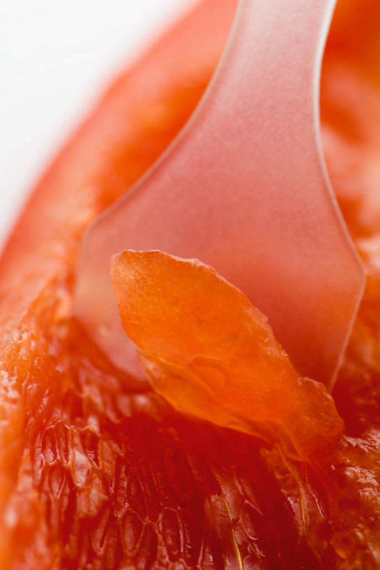 无人,竖图,俯视,室内,特写,白天,白色背景,柚子,水果,切开,阴影,朦胧,模糊,新鲜,光线,影子,生食,食品,果实,半个,食物,红色,果肉,西柚,切,一半,摄影,有机食品,绿色食品,影棚,剖面,切面,柚,文旦,团圆果,彩图,高角度拍摄,影棚拍摄,拍摄