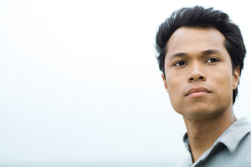 东方人,脸,头,脸颊,一个人,站,横图,室外,特写,白天,正面,亚洲,仅一个男性,仅一个人,注视,黄种人,仅一个年轻男性,蓝色,蓝天,天空,天,观察,看,站着,专注,观看,呆滞,遥望,察看,关注,木讷,男人,男性,年轻男性,亚洲人,头部,脸部,脸蛋,面部,站立,半身,彩图