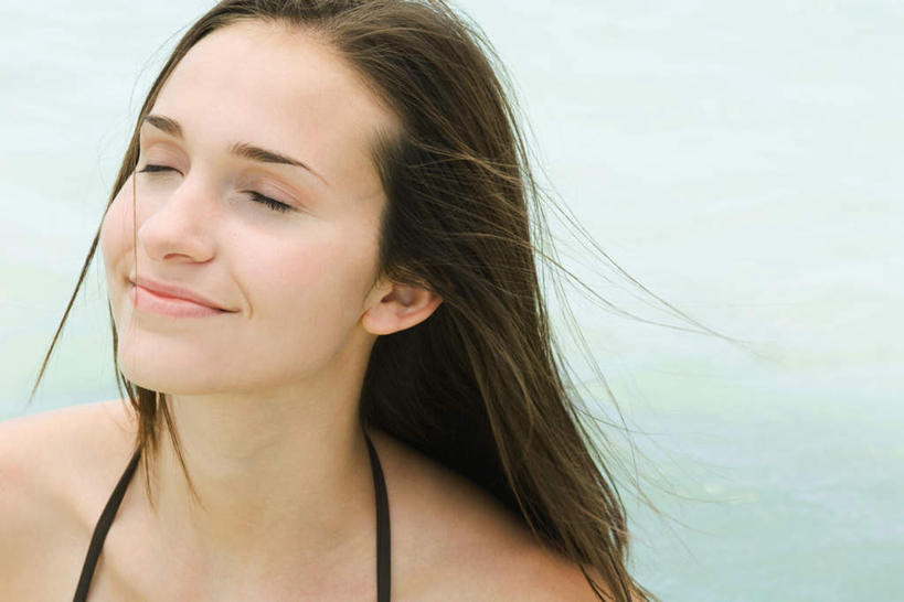 西方人,头发,一个人,站,闭眼,笑,微笑,横图,俯视,室外,特写,白天,湖,湖泊,水,风,欧洲,欧洲人,仅一个年轻女性,仅一个女性,仅一个人,湖面,水流,水面,美丽,蓝色,湖水,站着,享受,飘,优雅,微风,年轻女性,女人,女性,白种人,闭眼睛,闭着眼,闭着眼睛,站立,半身,彩图,高角度拍摄