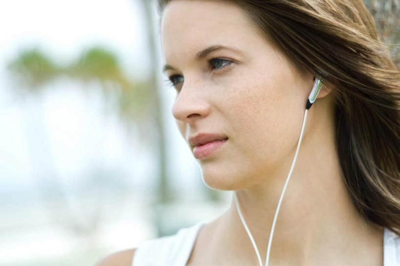 西方人,脸,头,脸颊,一个人,站,笑,微笑,横图,室外,特写,白天,侧面,快乐,满意,幸福,美景,欧洲,欧洲人,仅一个年轻女性,仅一个女性,仅一个人,景观,音响,音乐,注视,娱乐,自然,耳机,观察,看,站着,享受,休闲,景色,放松,望,期待,观看,察看,舒适,享乐,关注,自然风光,年轻女性,女人,女性,白种人,头部,脸部,脸蛋,面部,站立,半身,彩图