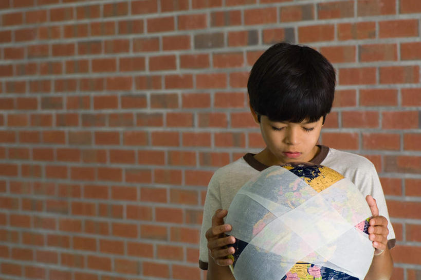 西方人,儿童,一个人,站,闭眼,捧,横图,室外,白天,正面,仪器,海洋,地图,欧洲,欧洲人,仅一个男性,仅一个人,生气,缠绕,网格,布,地球仪,线条,世界地图,地球,陆地,全球,球,小孩,经纬线,模型,低头,站着,仅一个小孩,球体,愤怒,地理,国家,大陆,白布,低落,世界,发怒,失落,纬线,情绪,脾气,版图,经线,经纬仪,忿怒,怨恨,地理学,强烈,激动,男孩,男人,男性,白种人,孩子,闭眼睛,闭着眼,闭着眼睛,端,端着,捧着,手捧,站立,半身,彩图,大洋,大洲,男生