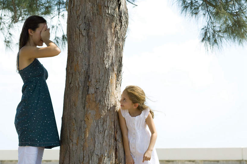 西方人,儿童,两个人,家庭,母亲,女儿,站,笑,微笑,露齿笑,横图,室外,白天,侧面,纯洁,森林,树林,植物,欧洲,欧洲人,注视,树,树木,小孩,绿色,蓝天,天空,自然,天,观察,看,站着,温暖,温馨,母女,一家人,可爱,母爱,童年,童趣,遮,生长,成长,观看,和睦,察看,遮挡,捉迷藏,关注,童真,烂漫,无邪,遮盖,遮蔽,天真,年轻女性,女孩,女人,女性,白种人,站立,半身,彩图,融洽,女生