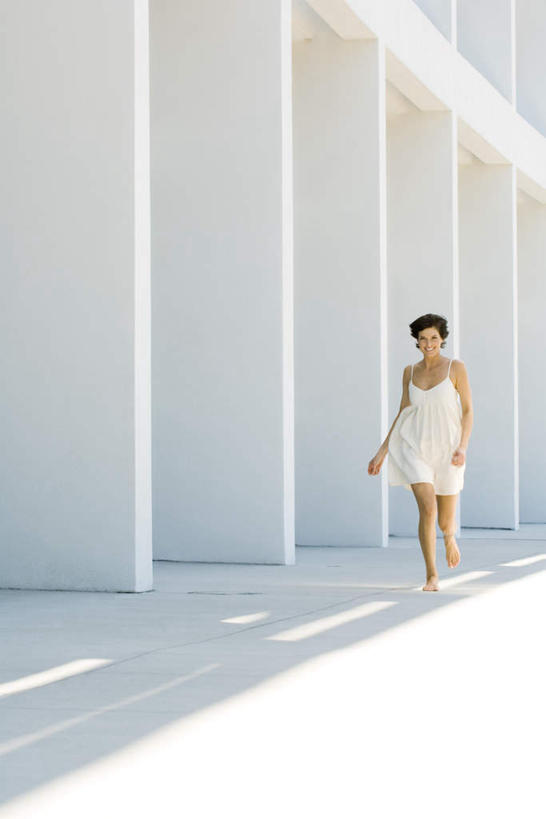 西方人,一个人,走,竖图,室外,白天,正面,自由,标志建筑,地标,建筑,欧洲,欧洲人,仅一个年轻女性,仅一个女性,仅一个人,阴影,光线,影子,建筑群,注视,建设,楼房,阳光,夏日,观察,看,活力,观看,察看,关注,年轻女性,女人,女性,白种人,步行,散步,走路,彩图,全身