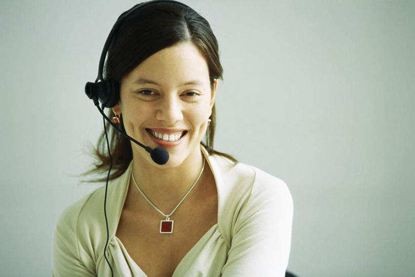 西方人,一个人,坐,笑,微笑,露齿笑,横图,室内,白天,正面,欧洲,欧洲人,仅一个年轻女性,仅一个女性,仅一个人,灰色背景,话务员,注视,耳机,耳麦,话筒,观察,看,端正,摄影,影棚,观看,察看,麦克风,关注,端庄,客服人员,电话销售,年轻女性,女人,女性,白种人,接线员,坐着,半身,彩图,影棚拍摄,高兴,拍摄