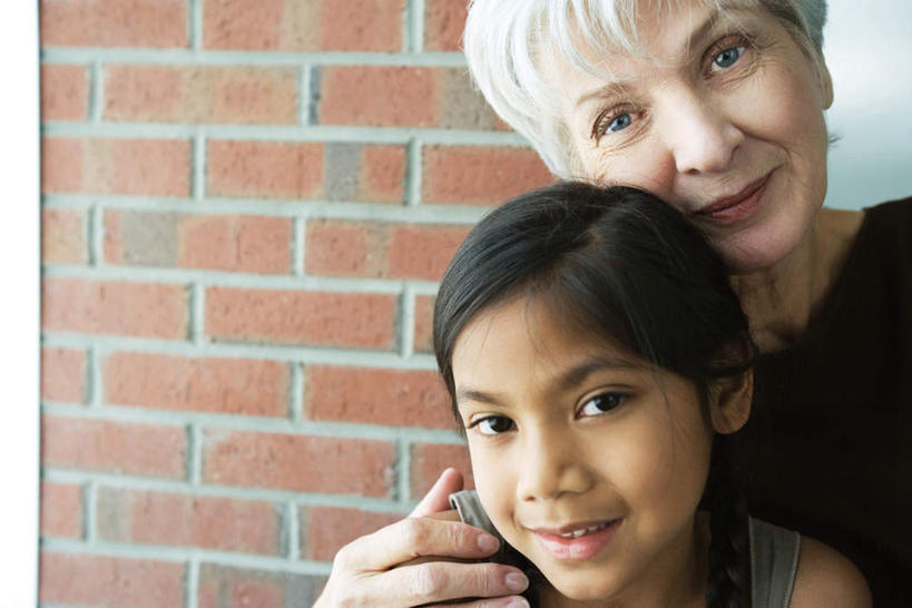 西方人,儿童,脸,头,脸颊,两个人,祖母,站,抱,笑,微笑,露齿笑,横图,室外,特写,白天,正面,欧洲,欧洲人,砖,墙,注视,墙壁,墙面,小孩,红色,观察,看,站着,温暖,温馨,奶奶,抱着,观看,祖孙,和睦,察看,搂着,关注,外婆,外孙女,外祖母,老年女性,女孩,女人,女性,白种人,头部,脸部,脸蛋,面部,孙女,怀抱,搂,搂抱,相抱,拥抱,站立,半身,彩图,融洽,女生