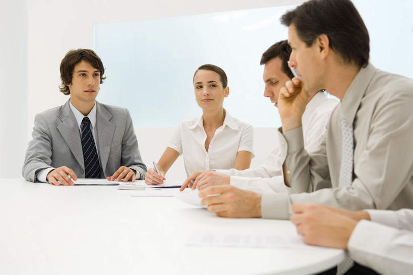 西方人,四个人,同事,商务人士,商务男性,商务女性,会议室,坐,横图,室内,白天,正面,衬衫,成功,合作,团队,集体,信心,显示器,桌子,欧洲,欧洲人,撑,套装,开会,会议,笔,材料,档案,屏幕,文件,纸,办公桌,托腮,注视,显示屏,队伍,资料,观察,看,托,观看,察看,领导,成就,关注,托下巴,文档,商务装,合伙,领袖,工薪阶层,输出设备,白种人,白领,上班族,坐着,半身,彩图,衬衣