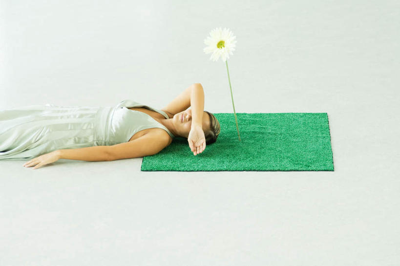 西方人,一个人,躺,横图,俯视,室内,白天,欧洲,欧洲人,仅一个年轻女性,仅一个女性,仅一个人,灰色背景,盛开,花蕾,注视,花,花瓣,花朵,鲜花,绿色,花苞,花蕊,观察,看,遮,摄影,影棚,观看,察看,遮挡,关注,遮盖,遮蔽,花梗,人造草皮,卧着,年轻女性,女人,女性,白种人,躺着,卧,半身,彩图,高角度拍摄,影棚拍摄,拍摄