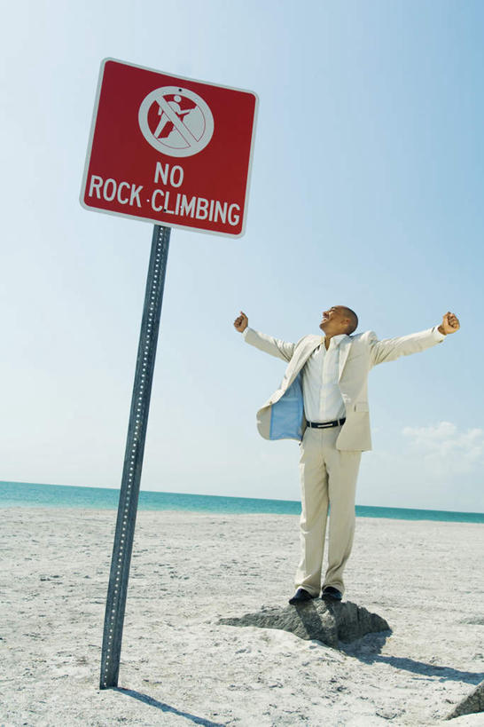 西方人,一个人,商务人士,商务男性,站,伸展双臂,竖图,室外,白天,仰视,衬衫,海浪,海洋,石头,沙滩,欧洲,欧洲人,仅一个男性,仅一个人,阴影,套装,光线,标牌,沙子,石子,影子,海岸,浪花,水平线,云,云朵,海平线,沙地,云彩,注视,仅一个年轻男性,蓝色,白云,蓝天,天空,阳光,海水,天,观察,看,站着,晴朗,观看,察看,关注,商务装,海景,工薪阶层,男人,男性,年轻男性,白种人,白领,上班族,大海,风浪,海,海水的波动,海滩,近岸浪,石块,涌浪,晴空,敞开双臂,伸开双臂,展开双肩,站立,张开手臂,张开双臂,彩图,低角度拍摄,全身,衬衣