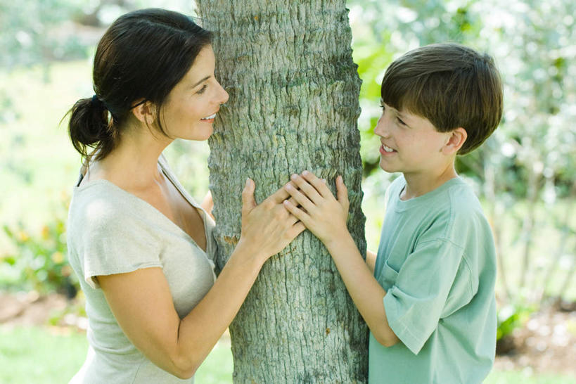 西方人,儿童,两个人,母亲,儿子,站,抱,笑,微笑,露齿笑,横图,室外,白天,侧面,森林,树林,植物,欧洲,欧洲人,注视,相视,树,树干,树木,小孩,绿色,自然,观察,看,牵手,站着,母子,面对面,母爱,生长,成长,抱着,观看,对视,察看,搂着,关注,相对,相看,男孩,男人,男性,年轻女性,女人,女性,白种人,怀抱,搂,搂抱,相抱,拥抱,站立,半身,彩图,男生