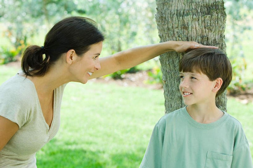 西方人,儿童,两个人,家庭,母亲,儿子,站,笑,微笑,露齿笑,横图,室外,白天,正面,纯洁,草地,草坪,树林,植物,欧洲,欧洲人,注视,相视,草,树,树木,小孩,绿色,自然,观察,看,站着,温暖,温馨,母子,一家人,面对面,可爱,母爱,童年,童趣,量,生长,成长,观看,对视,和睦,察看,关注,相对,童真,烂漫,无邪,身高,相看,天真,男孩,男人,男性,年轻女性,女人,女性,白种人,站立,半身,彩图,融洽,男生