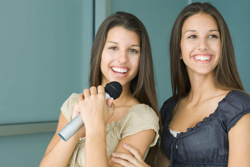 西方人,两个人,姐妹,双胞胎,歌唱家,站,笑,微笑,露齿笑,横图,室内,白天,正面,快乐,幸福,欧洲,欧洲人,注视,话筒,观察,看,站着,搭,唱歌,观看,察看,麦克风,优美,搭着,关注,演唱,年轻女性,女人,女性,白种人,长发,歌手,站立,半身,彩图