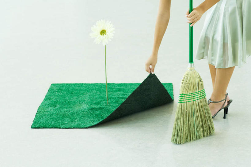 西方人,一个人,站,横图,俯视,室内,白天,白色背景,高跟鞋,凉鞋,欧洲,欧洲人,仅一个年轻女性,仅一个女性,仅一个人,握,掀,盛开,扫帚,拿,花蕾,拿着,注视,花,花瓣,花朵,鲜花,花苞,花蕊,观察,看,站着,握着,摄影,影棚,观看,扫把,察看,关注,人造草皮,年轻女性,女人,女性,白种人,站立,半身,彩图,高角度拍摄,影棚拍摄,拍摄