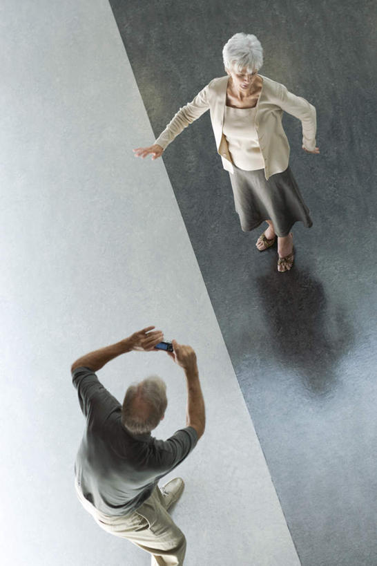 西方人,两个人,夫妻,站,笑,微笑,露齿笑,竖图,俯视,室内,白天,爱情,地板,相机,欧洲,欧洲人,阴影,光线,影子,地面,浪漫,注视,侧身,木地板,拍照,阳光,数码相机,观察,看,站着,恩爱,姿势,恋人,摄影,观看,察看,关注,老年男性,老年女性,男人,男性,女人,女性,白种人,情侣,照相机,站立,彩图,高角度拍摄,全身,照相,伴侣