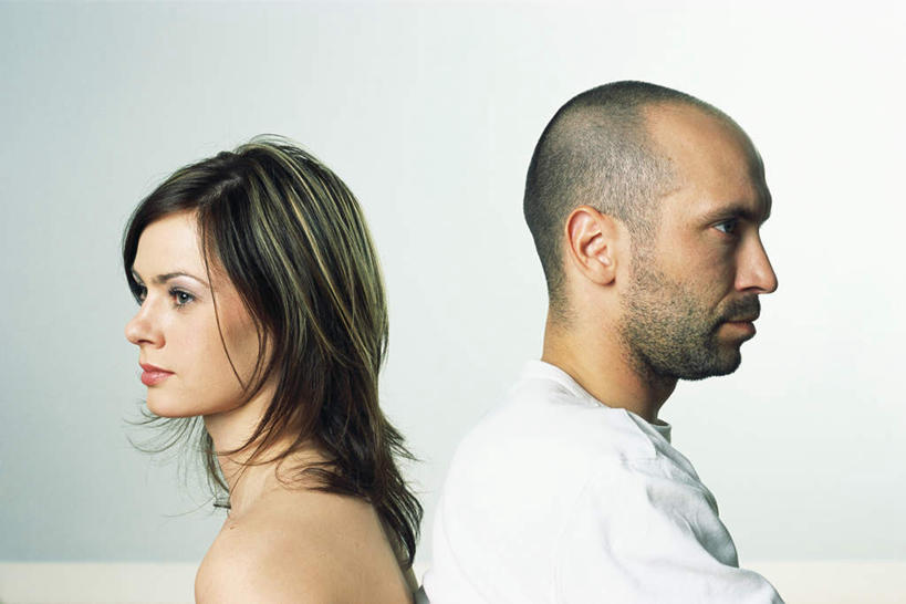 西方人,两个人,夫妻,横图,室内,白天,白色背景,侧面,T恤衫,爱情,安全,欧洲,欧洲人,生气,浪漫,T恤,依靠,白色,看,倚靠,背靠背,恩爱,背对背,望,恋人,摄影,影棚,信任,男人,男性,年轻男性,年轻女性,女人,女性,白种人,情侣,半身,彩图,影棚拍摄,拍摄,伴侣