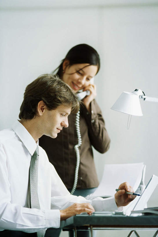 西方人,两个人,商务人士,商务男性,商务女性,站,坐,笑,打电话,微笑,露齿笑,竖图,室内,白天,侧面,衬衫,电脑,笔记本电脑,台灯,桌子,电话,欧洲,欧洲人,指,套装,网络,笔,办公桌,灯光,注视,方向,通讯设备,灯,话筒,灯具,观察,看,站着,电话线,观看,等待,传真机,察看,无线,指向,照明设备,关注,通信设备,商务装,无线网络,无线上网,便携式电脑,工薪阶层,交流,手提电脑,男人,男性,年轻男性,年轻女性,女人,女性,白种人,白领,上班族,电话机,沟通,通话,站立,坐着,半身,彩图,衬衣