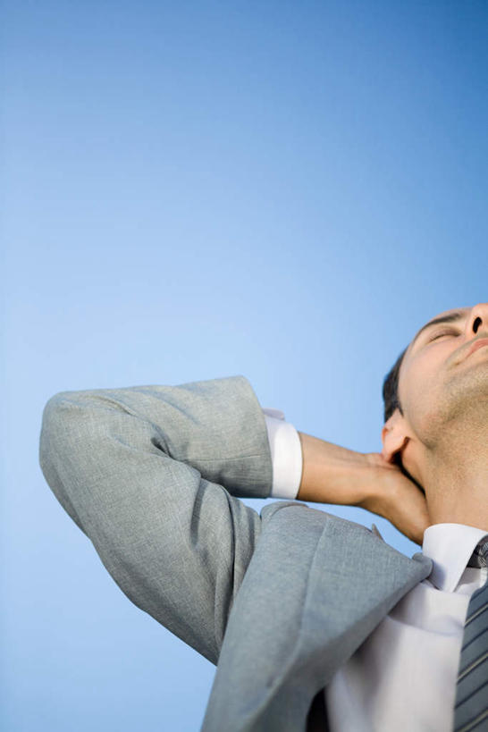 西方人,一个人,商务人士,商务男性,站,闭眼,竖图,室内,白天,仰视,衬衫,欧洲,欧洲人,仅一个男性,仅一个人,蓝色背景,套装,仅一个年轻男性,站着,摄影,影棚,手抱头,商务装,工薪阶层,男人,男性,年轻男性,白种人,白领,上班族,闭眼睛,闭着眼,闭着眼睛,抬头,仰头,站立,半身,彩图,低角度拍摄,影棚拍摄,衬衣,拍摄