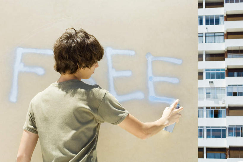 西方人,一个人,家,站,横图,室外,白天,欧洲,欧洲人,仅一个男性,仅一个人,写,艺术,房屋,墙,屋子,公寓,注视,洋房,楼房,墙壁,墙面,住宅,仅一个年轻男性,背面,观察,看,站着,观看,喷漆,察看,关注,男人,男性,年轻男性,白种人,站立,半身,彩图,房子