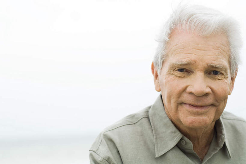 西方人,一个人,坐,横图,室外,白天,正面,海浪,海洋,欧洲,欧洲人,仅一个男性,仅一个人,浪花,水平线,海平线,注视,蓝色,蓝天,天空,海水,天,观察,看,仅一个老年男性,晴朗,观看,察看,关注,慈祥,海景,万里无云,老年男性,男人,男性,白种人,大海,风浪,海,海水的波动,近岸浪,涌浪,晴空,晴空万里,坐着,半身,彩图,和蔼