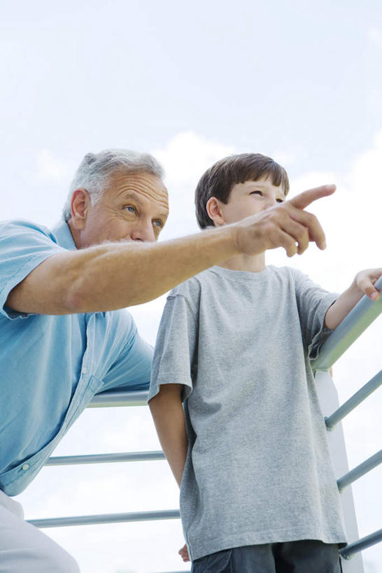 西方人,儿童,两个人,祖父,栏杆,站,蹲,竖图,室外,白天,仰视,欧洲,欧洲人,指,云,云朵,围栏,云彩,远望,注视,方向,护栏,小孩,蓝色,白云,蓝天,天空,天,观察,看,手势,站着,晴朗,爷爷,观看,祖孙,察看,指向,关注,外公,外祖父,外孙,外孙子,老年男性,男孩,男人,男性,白种人,孙子,晴空,蹲着,站立,半身,彩图,低角度拍摄,男生