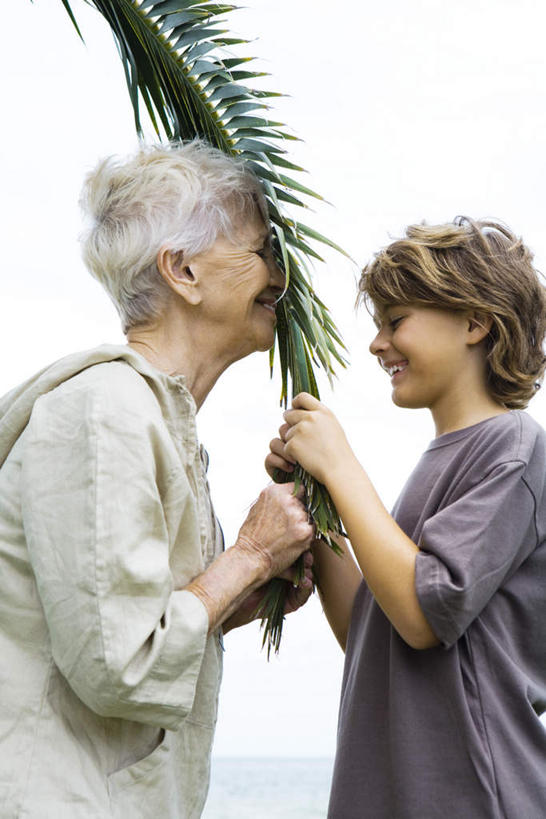 西方人,儿童,两个人,祖母,笑,微笑,露齿笑,竖图,室外,白天,侧面,纯洁,叶子,欧洲,欧洲人,握,绿叶,拿,拿着,小孩,蓝色,绿色,蓝天,天空,天,嫩叶,可爱,童年,童趣,握着,遮,晴朗,奶奶,祖孙,遮挡,童真,烂漫,无邪,遮盖,遮蔽,外婆,外祖母,外孙,万里无云,外孙子,天真,老年女性,男孩,男人,男性,白种人,孙子,叶,叶片,晴空,晴空万里,半身,彩图,男生