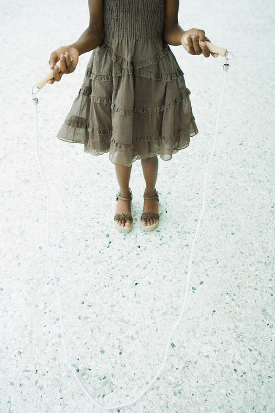 西方人,儿童,一个人,竖图,俯视,室内,白天,凉鞋,裙子,纯洁,欧洲,欧洲人,仅一个女性,仅一个人,连衣裙,瓷砖,地砖,地面,小孩,绳子,仅一个小孩,可爱,童年,童趣,半身裙,吊带裙,绳索,童真,烂漫,无邪,天真,女孩,女人,女性,白种人,孩子,半身,彩图,高角度拍摄,女生