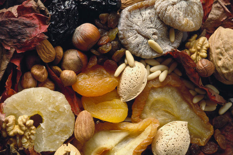 无人,横图,俯视,室内,白天,无花果,杏仁,水果,新鲜,生食,食品,坚果,果实,食物,干果,葡萄干,有机食品,绿色食品,核桃仁,榛子,杏子,杏梅仁,杏核仁,木落子,苦杏仁,映日果,树地瓜,奶浆果,蜜果,彩图,高角度拍摄