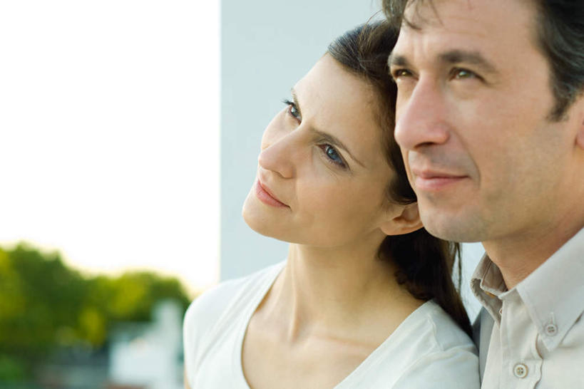 西方人,两个人,站,横图,室外,白天,正面,爱情,植物,欧洲,欧洲人,朦胧,模糊,浪漫,依偎,注视,树,树木,绿色,自然,观察,看,靠,靠着,倚靠,站着,温暖,温馨,恩爱,恋人,生长,成长,观看,和睦,察看,倚着,关注,依附,依赖,投靠,男人,男性,女人,女性,中年男性,中年女性,白种人,情侣,抬头,仰头,站立,半身,彩图,伴侣,融洽