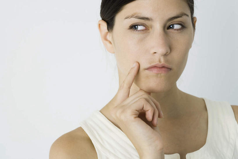 西方人,一个人,站,横图,室内,白天,白色背景,正面,欧洲,欧洲人,仅一个年轻女性,仅一个女性,仅一个人,撑,背心,墙,托腮,注视,墙壁,墙面,白色,观察,看,托,站着,斜视,摄影,影棚,观看,察看,鄙视,关注,托下巴,藐视,讽刺,蔑视,嘲笑,年轻女性,女人,女性,白种人,站立,半身,彩图,影棚拍摄,拍摄