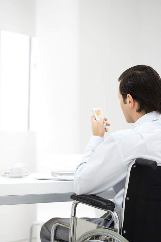 西方人,一个人,商务人士,商务男性,坐,打电话,竖图,室内,白天,衬衫,桌子,电话,手机,欧洲,欧洲人,仅一个男性,仅一个人,套装,办公桌,拿,拿着,注视,通讯设备,仅一个年轻男性,背面,轮椅,观察,看,观看,察看,关注,商务装,残疾人,工薪阶层,交流,男人,男性,年轻男性,白种人,白领,上班族,沟通,通话,坐着,半身,彩图,衬衣