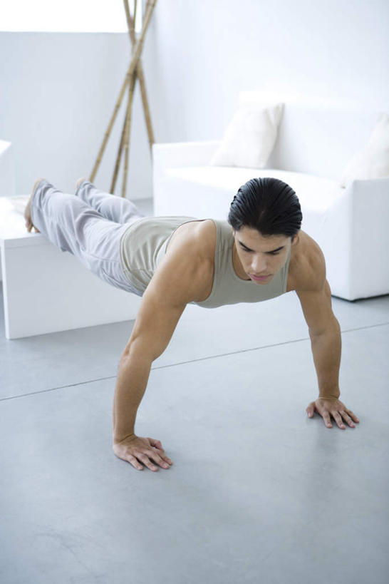 西方人,一个人,俯卧撑,竖图,俯视,室内,白天,锻炼,运动,靠垫,沙发,欧洲,欧洲人,仅一个男性,仅一个人,撑,伸展,服装,背心,靠枕,休闲装,仅一个年轻男性,衣服,垫子,枕头,休闲,休闲服,服饰,撑着,热身,布艺沙发,体育,男人,男性,年轻男性,白种人,彩图,高角度拍摄,全身,健身