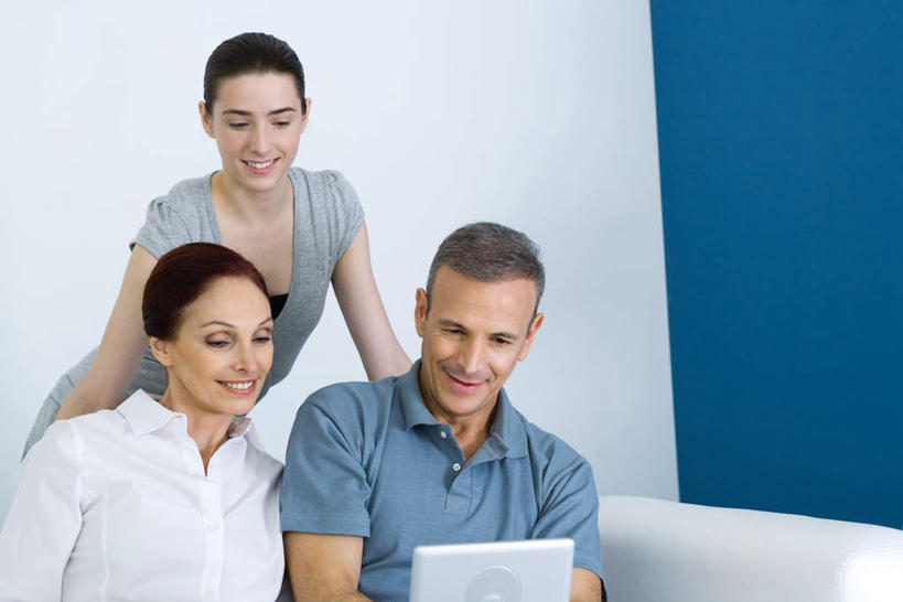 西方人,三个人,家庭,母亲,父亲,女儿,客厅,站,坐,笑,微笑,露齿笑,横图,室内,白天,正面,沙发,欧洲,欧洲人,注视,观察,看,站着,温暖,温馨,父女,母女,三口之家,一家人,父爱,母爱,观看,和睦,察看,起居室,影碟机,关注,布艺沙发,男人,男性,年轻女性,女人,女性,中年男性,中年女性,白种人,年轻人,站立,坐着,半身,彩图,融洽