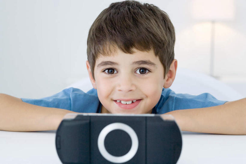 西方人,儿童,脸,头,脸颊,一个人,坐,笑,微笑,露齿笑,横图,室内,特写,白天,白色背景,正面,游戏,纯洁,桌子,欧洲,欧洲人,仅一个男性,仅一个人,办公桌,玩,注视,娱乐,小孩,观察,看,仅一个小孩,休闲,可爱,童年,童趣,摄影,游戏机,影棚,观看,活动,察看,掌上游戏机,发泄,关注,消遣,智力,掌机,童真,烂漫,无邪,便携式游戏机,手提游戏机,携带型游乐器,宣泄,天真,男孩,男人,男性,白种人,孩子,头部,脸部,脸蛋,面部,玩耍,嬉戏,坐着,半身,彩图,影棚拍摄,拍摄,男生