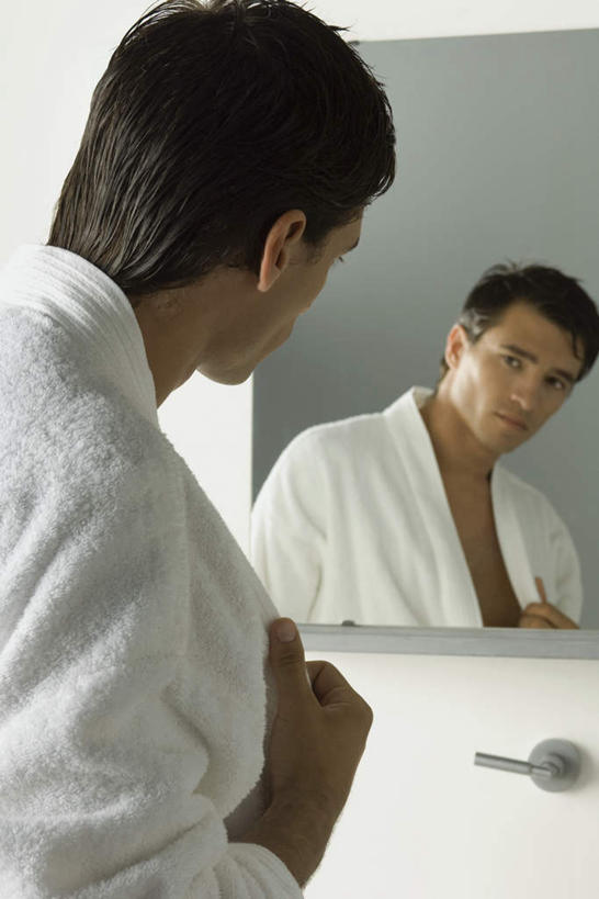 西方人,一个人,站,竖图,室内,白天,侧面,浴袍,镜子,卫生间,浴室,欧洲,欧洲人,仅一个男性,仅一个人,拿,拿着,注视,仅一个年轻男性,白色,观察,看,站着,观看,镜像,察看,镜面,关注,男人,男性,年轻男性,白种人,淋浴房,站立,半身,彩图,汤帷子,浴衣,冲凉房,沐浴间,沐浴室