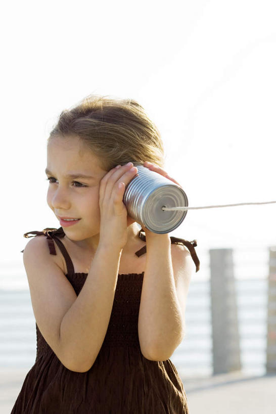 西方人,儿童,一个人,站,竖图,室外,白天,正面,纯洁,欧洲,欧洲人,仅一个女性,仅一个人,阴影,光线,影子,注视,喇叭,小孩,阳光,话筒,观察,看,聆听,站着,仅一个小孩,可爱,童年,童趣,观看,察看,倾听,关注,传声筒,童真,烂漫,无邪,天真,女孩,女人,女性,白种人,孩子,站立,半身,彩图,女生