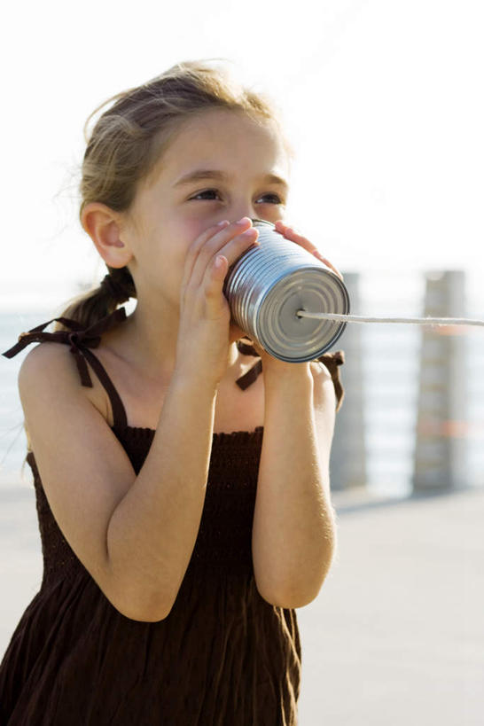 西方人,儿童,一个人,站,竖图,室外,白天,正面,纯洁,欧洲,欧洲人,仅一个女性,仅一个人,阴影,光线,影子,大喊,注视,喇叭,小孩,阳光,话筒,观察,看,站着,仅一个小孩,可爱,童年,童趣,喊,观看,察看,喊叫,关注,传声筒,童真,烂漫,无邪,天真,女孩,女人,女性,白种人,孩子,站立,半身,彩图,女生