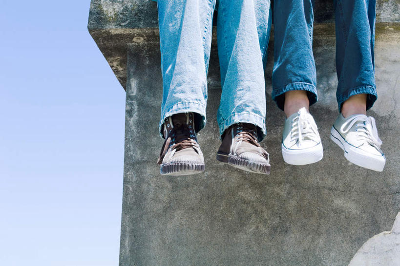 西方人,儿童,两个人,坐,横图,室外,白天,仰视,运动鞋,纯洁,鞋子,欧洲,欧洲人,阴影,光线,影子,墙,注视,兄妹,墙壁,墙面,小孩,蓝色,蓝天,天空,阳光,天,观察,看,可爱,童年,童趣,观看,察看,关注,童真,烂漫,无邪,天真,男孩,男人,男性,女孩,女人,女性,白种人,孩子,坐着,半身,彩图,低角度拍摄,男生,女生