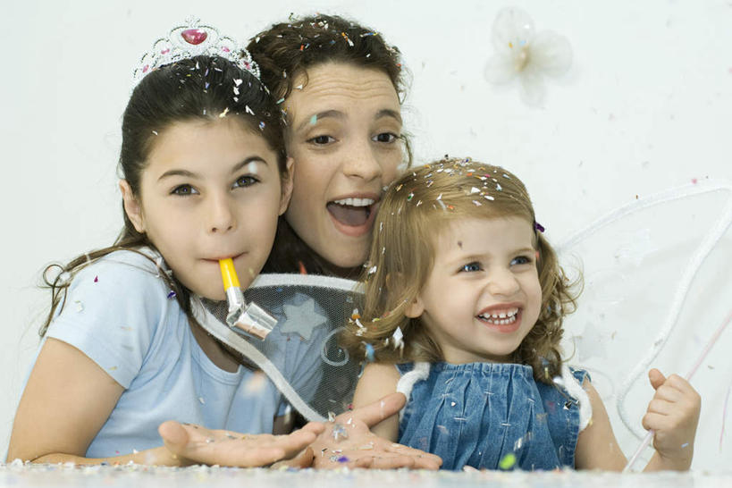 西方人,儿童,三个人,站,笑,微笑,横图,室内,白天,正面,纯洁,餐桌,桌子,欧洲,欧洲人,服装,注视,休闲装,小孩,衣服,观察,看,站着,休闲,休闲服,可爱,童年,童趣,服饰,餐台,观看,察看,关注,玩具吹卷,童真,烂漫,无邪,天真,女孩,女人,女性,白种人,孩子,站立,半身,彩图,女生