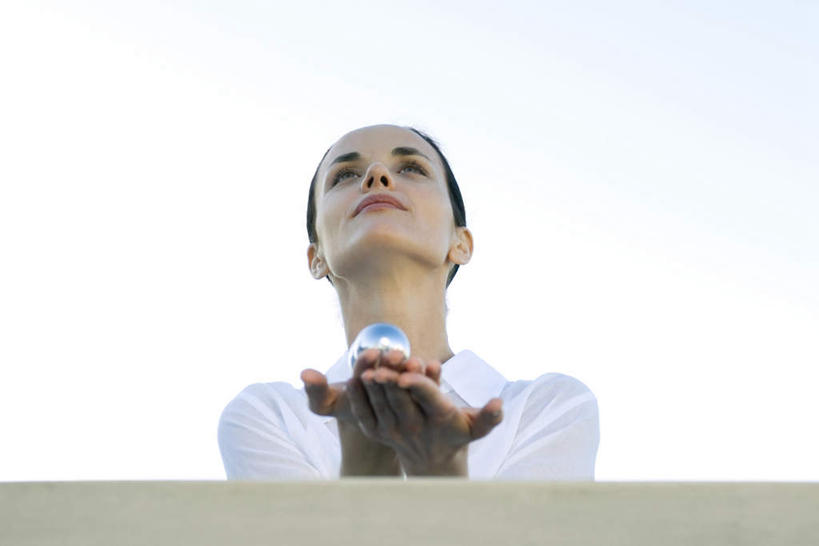 西方人,一个人,站,捧,横图,室外,白天,仰视,欧洲,欧洲人,仅一个年轻女性,仅一个女性,仅一个人,服装,墙,云,云朵,云彩,注视,休闲装,墙壁,墙面,球,一个,衣服,蓝色,白云,蓝天,天空,保健球,天,观察,看,站着,休闲,球体,休闲服,健身球,服饰,单个,观看,察看,关注,康复球,老年健身球,年轻女性,女人,女性,白种人,端,端着,捧着,手捧,站立,半身,彩图,低角度拍摄