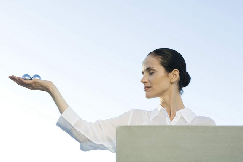 西方人,一个人,站,捧,笑,微笑,横图,室外,白天,仰视,欧洲,欧洲人,仅一个年轻女性,仅一个女性,仅一个人,服装,墙,云,云朵,云彩,注视,休闲装,墙壁,墙面,球,一个,衣服,蓝色,白云,蓝天,天空,保健球,天,观察,看,站着,休闲,球体,休闲服,健身球,服饰,单个,观看,单手,察看,关注,康复球,老年健身球,年轻女性,女人,女性,白种人,端,端着,捧着,手捧,站立,半身,彩图,低角度拍摄