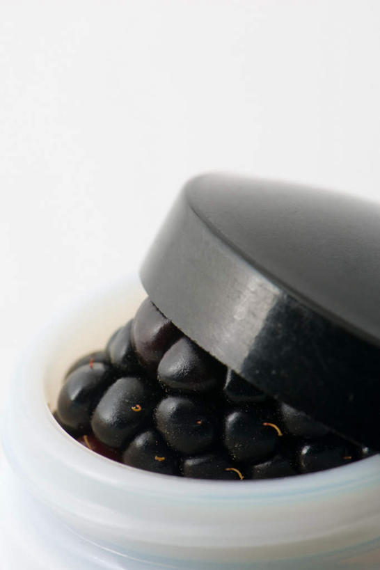 无人,竖图,室内,特写,白天,白色背景,正面,餐桌,桌子,浆果,黑加仑,黑莓,水果,一堆,许多,堆叠,堆积,新鲜,生食,食品,果实,食物,黑色,瓶子,塑料制品,塑料瓶,摄影,有机食品,绿色食品,影棚,餐台,堆,黑穗醋栗,黑豆果,黑醋栗,醋栗,彩图,影棚拍摄,拍摄