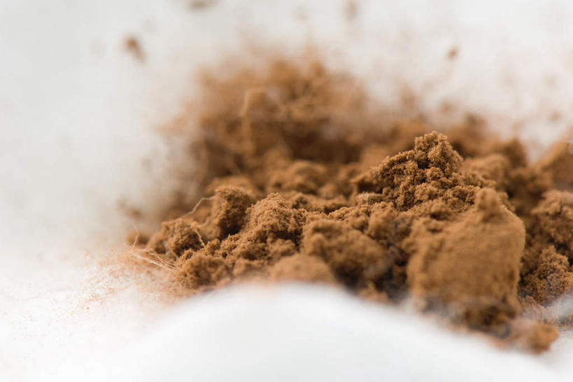 无人,横图,俯视,室内,特写,白天,白色背景,餐桌,桌子,静物,朦胧,模糊,粉末,褐色,粉,摄影,影棚,餐台,可可粉,粉状,粉剂,彩图,高角度拍摄,影棚拍摄,拍摄