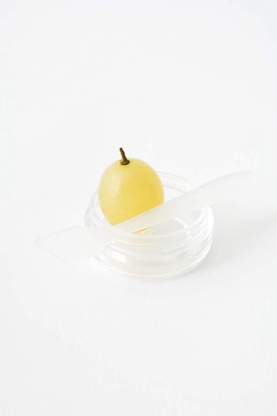 无人,竖图,俯视,室内,特写,白天,餐桌,桌子,葡萄,水果,新鲜,生食,食品,果实,一颗,食物,一个,黄色,有机食品,绿色食品,单个,餐台,山葫芦,蒲桃,草龙珠,彩图,高角度拍摄