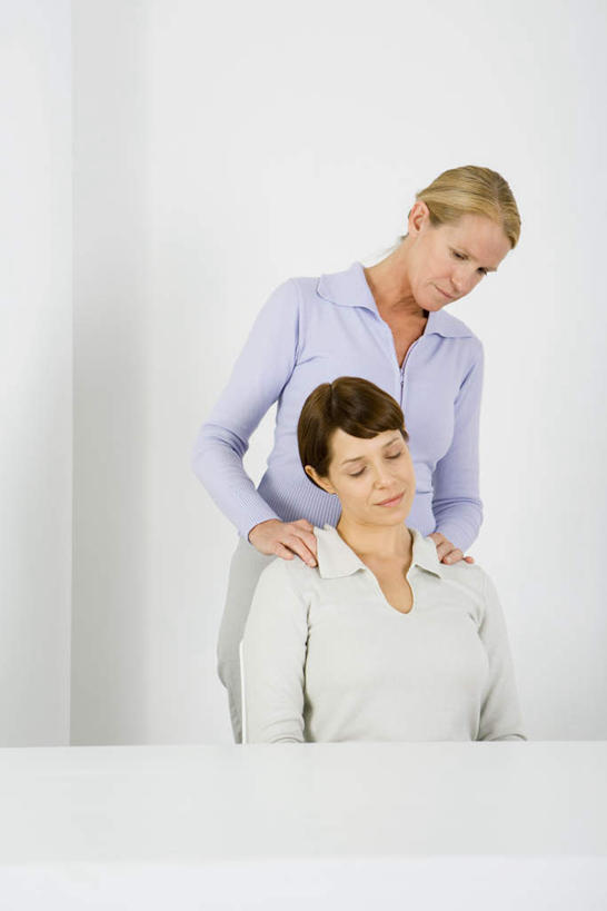 西方人,两个人,母亲,女儿,站,坐,闭眼,竖图,室内,白天,正面,按摩,餐桌,桌子,欧洲,欧洲人,服装,休闲装,衣服,站着,休闲,母女,休闲服,母爱,服饰,餐台,指压,年轻女性,女人,女性,中年女性,白种人,闭眼睛,闭着眼,闭着眼睛,站立,坐着,半身,彩图,推拿