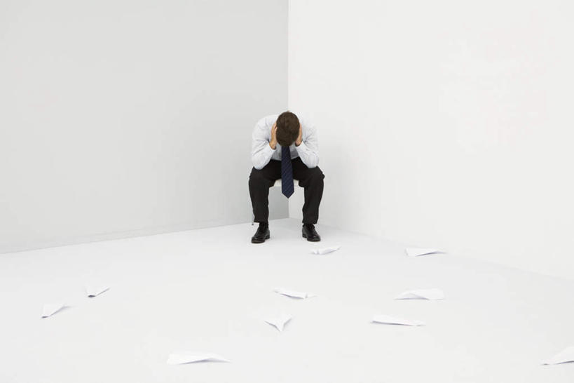 西方人,耳朵,一个人,商务人士,商务男性,坐,横图,室内,白天,白色背景,正面,衬衫,欧洲,欧洲人,仅一个男性,仅一个人,许多,套装,墙,墙角,领带,纸张,注视,墙壁,墙面,仅一个年轻男性,低头,观察,看,捂,摄影,影棚,观看,察看,关注,商务装,工薪阶层,年轻男性,白种人,年轻人,耳,耳部,白领,上班族,坐着,彩图,全身,影棚拍摄,衬衣,拍摄,捂着