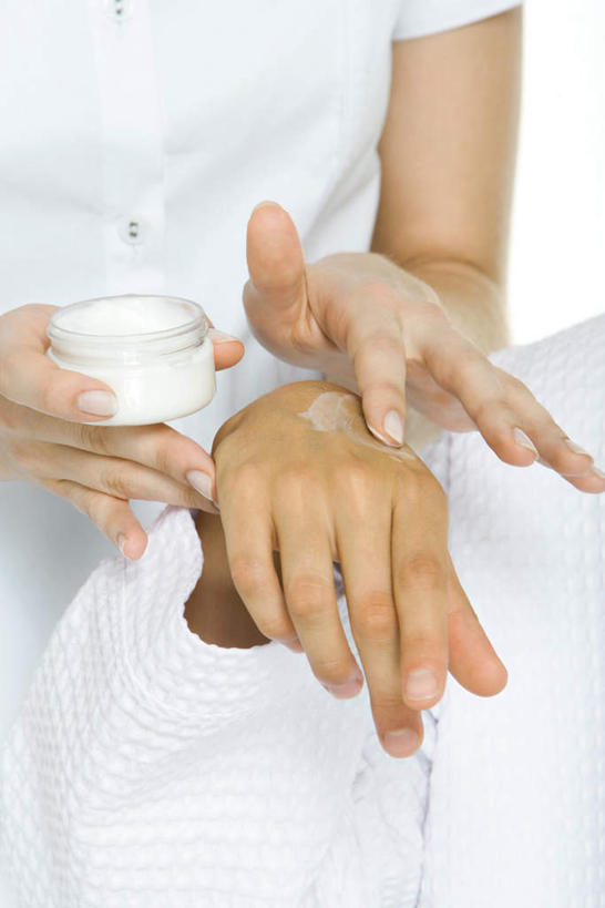 西方人,手,两个人,按摩师,站,竖图,俯视,室内,特写,白天,白色背景,工作服,制服,按摩,玻璃,欧洲,欧洲人,玻璃制品,白色,站着,手部,摄影,影棚,指压,乳霜,工作制服,年轻女性,女人,女性,白种人,技师,站立,半身,彩图,高角度拍摄,影棚拍摄,工作套服,推拿,拍摄