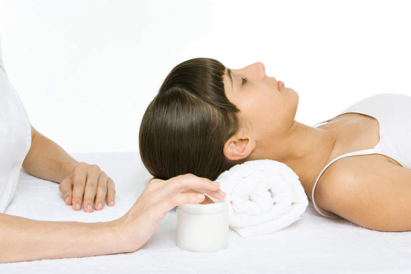 西方人,两个人,按摩师,站,躺,闭眼,横图,俯视,室内,白天,白色背景,工作服,制服,按摩,床,欧洲,欧洲人,床单,拿,拿着,被子,白色,瓶子,塑料制品,站着,塑料瓶,摄影,单人床,影棚,被单,指压,乳霜,工作制服,卧着,年轻女性,女人,女性,白种人,技师,闭眼睛,闭着眼,闭着眼睛,躺着,卧,站立,半身,彩图,高角度拍摄,影棚拍摄,工作套服,推拿,拍摄